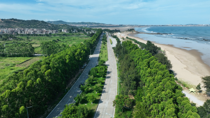 汽车行驶在沿海公路航拍海岸线旅游沿途风景