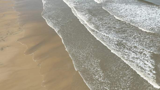 阴天沙滩海浪航拍大海潮汐海水波纹浪花波浪