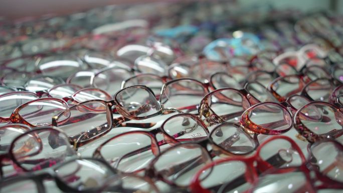 眼镜店挑选眼镜