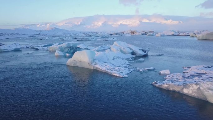 冰岛Jokulsarlon冰川环礁湖的空中景观(无人驾驶飞机确定射击)