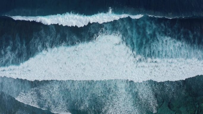 海洋巨浪的慢速自上而下的航拍、发泡和飞溅