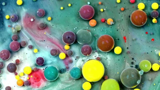 五彩斑斓的气泡的奇妙结构.混乱的运动。抽象的彩色油漆。顶部视图,