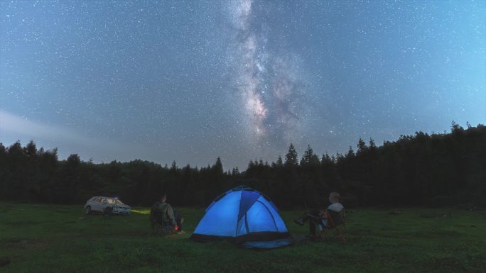 【正版原创实拍】摄影师在夜山上拍摄银河