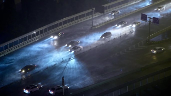 台风大雨大风天气城市车辆缓慢行驶