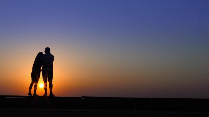 夕阳西下的情侣们