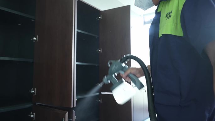 室内空气治理 清洁 柜子清洁 实拍 喷洒