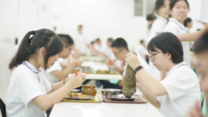 学校食堂 中小学生食堂排队吃饭 学习