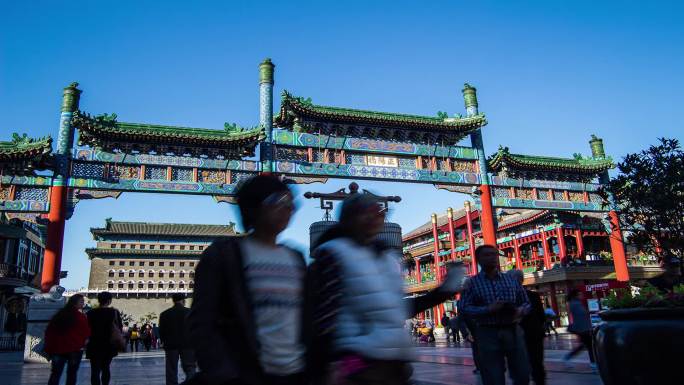 北京，一个阳光灿烂的日子，游客们在前门大街散步
