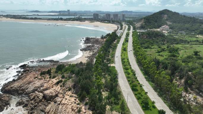 汽车行驶在沿海公路航拍海岸线旅游沿途风景