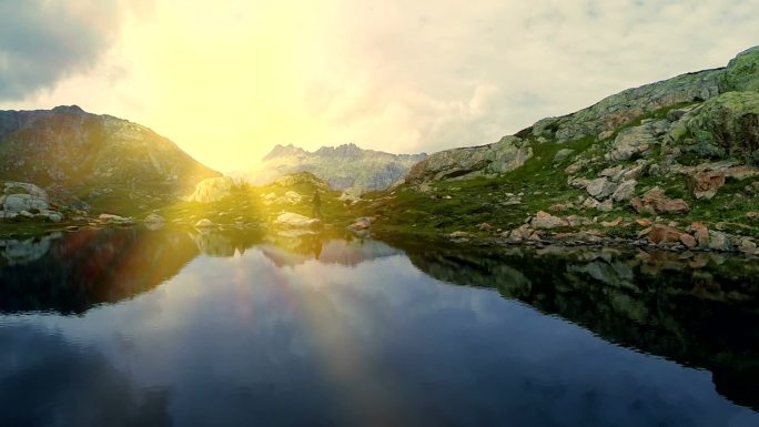 走在海岸上的高山湖泊的徒步旅行者