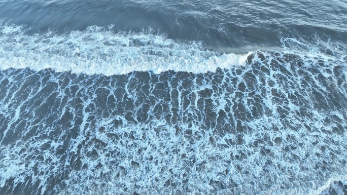 俯拍沙滩潮汐海水浪花拍打海岸海边涨潮退潮