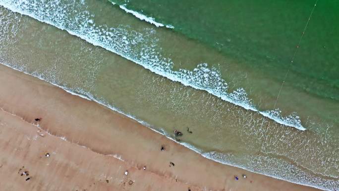 航拍鸟瞰俯看海边沙滩海浪