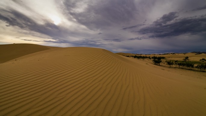沙漠中的雷雨。戏剧化的天空笼罩着沙丘.1.时间流逝