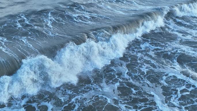 俯拍沙滩潮汐海水浪花拍打海岸海边涨潮退潮