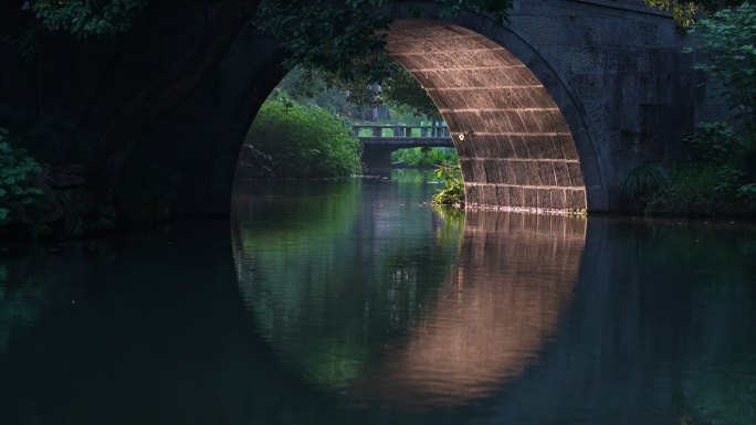 杭州西湖曲苑风荷清晨金光穿桥