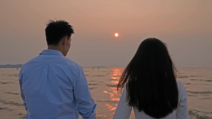 情侣看夕阳 海边看夕阳