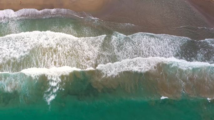 从空中俯瞰地中海海岸,海浪到达荒芜的沙滩.希腊克里特岛美丽的度假和旅游目的地.