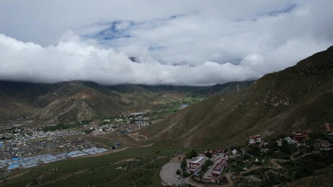 西藏高原上的大山航拍