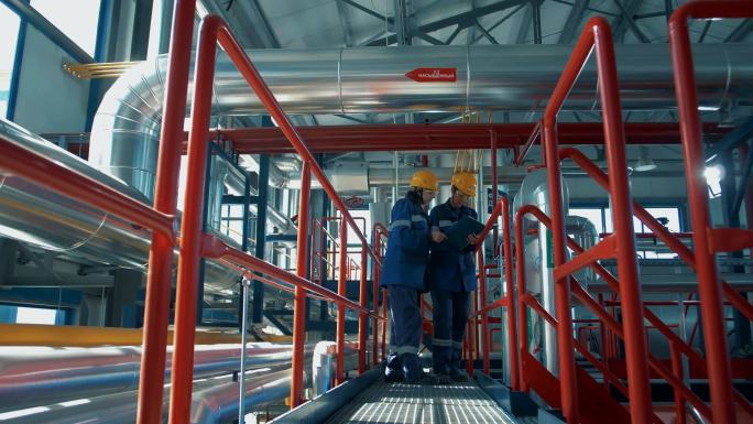 炼油厂工人监测输油管道技术网络的运作