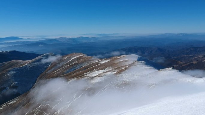 冬季雾蒙蒙的高山的空中景观