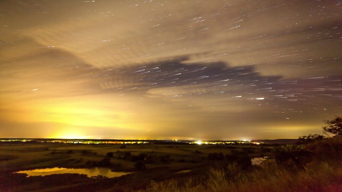 群山中的星夜时光消逝了。银河之星在乡间的交通中穿行。夜以继日乌克兰的beautfil景观