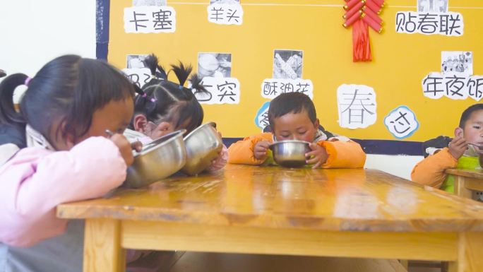 小朋友 吃饭 幼儿园 小孩子 幸福 教育