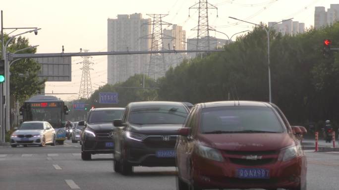 城市早晨夕阳下骑车骑行下班回家行人车流