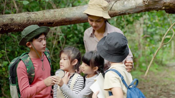 亚洲女教师正带领学生从真正的地方、教育观念、冒险中学习自然.
