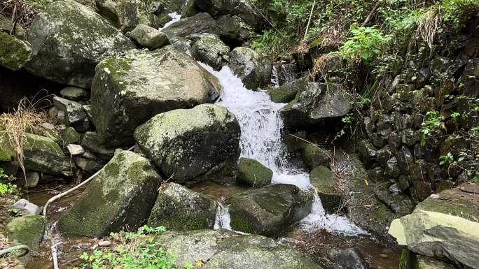 临安山区中的山泉