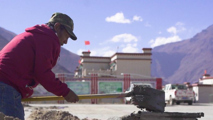 中国基建 传统基建 水泥地板 男性 潮湿