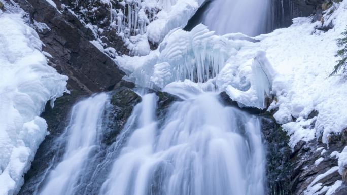 冬季瀑布时间与瀑布和冰柱一起消逝