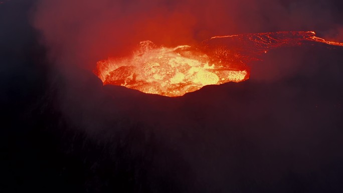 关于活火山火山口沸腾熔岩的空中观察。岩浆地狱的特写。fagradarsfjall火山。冰岛，2021