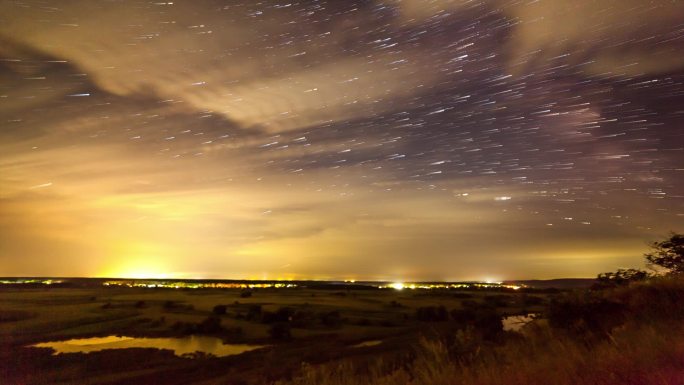 群山中的星夜时光消逝了。银河之星在乡间的交通中穿行。夜以继日乌克兰的beautfil景观