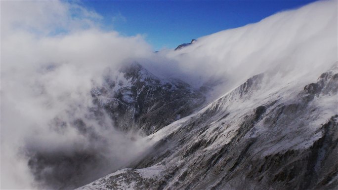 四川甘孜州卧龙巴朗山云海风景区湖泊风光