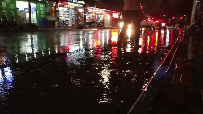 夜景 晚上倾盆大雨 下大雨 大雨雨中车辆