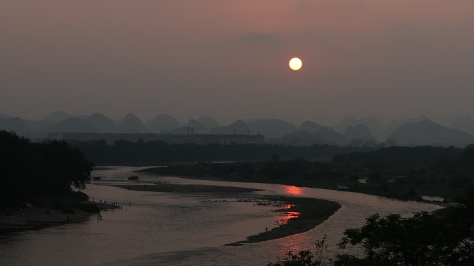 夕阳下的漓江河流