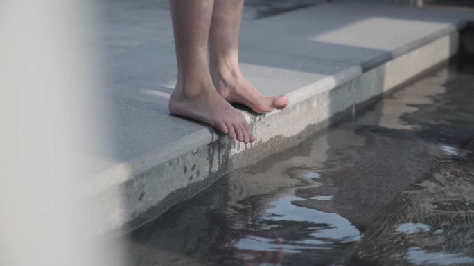 高清美女泡温泉泉水流淌唯美意境