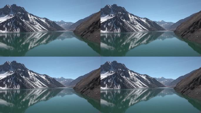 一个高海拔的风景如画的湖，四周是覆盖着积雪的群山。智利.