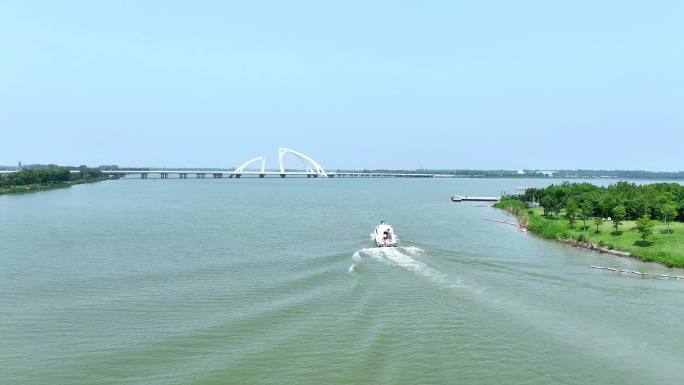 游艇行驶湖泊河水航拍风景