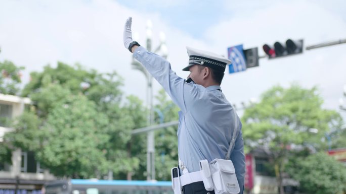 交通警察指挥交通