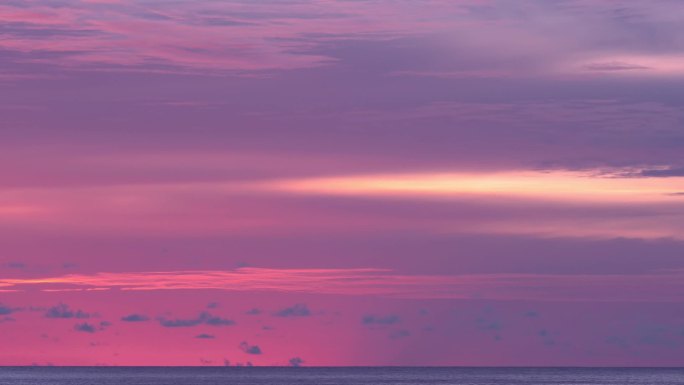 日落或日出云时间流逝戏剧性的日落景观大型建筑物云彩自然多彩的天空数字电影构图背景令人惊叹美丽的自然光