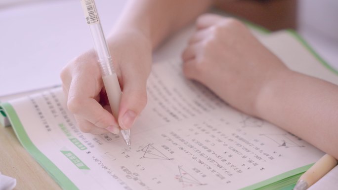 初中学生做数学题 课本特写