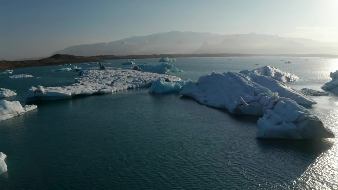 浪漫的北欧风景.带着冰山漂浮在湖面上的大自然的夜景。冰岛
