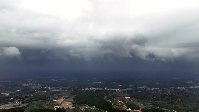 航拍粤西乌云笼罩天昏地暗瀑雨将至