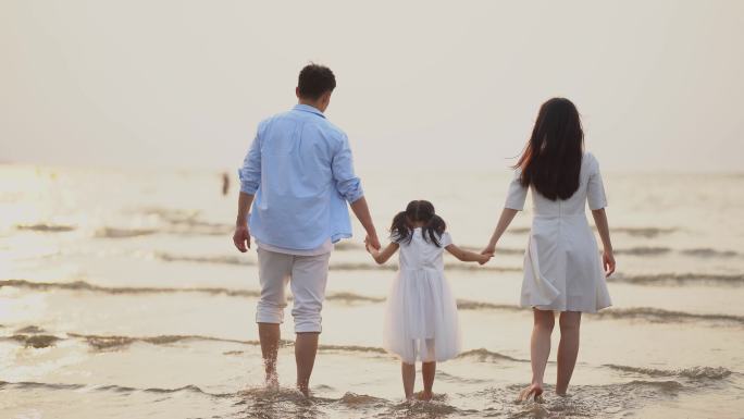 美好生活 开心一家人 海边一家人