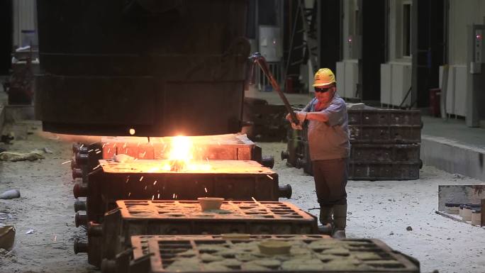 产业工人素材 铸钢车间铸造工人
