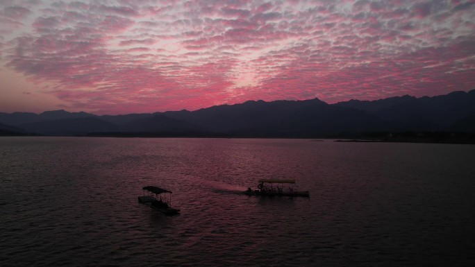 夕阳下平静的湖面