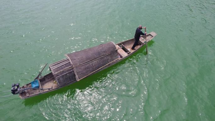 渔夫划渔船