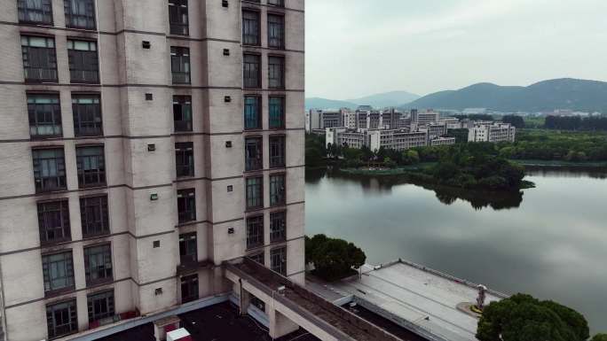 4K-江南大学小桥湖面环绕跟随航拍