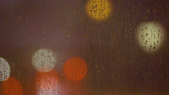 雨夜玻璃光斑雨滴窗户上雨滴滑落